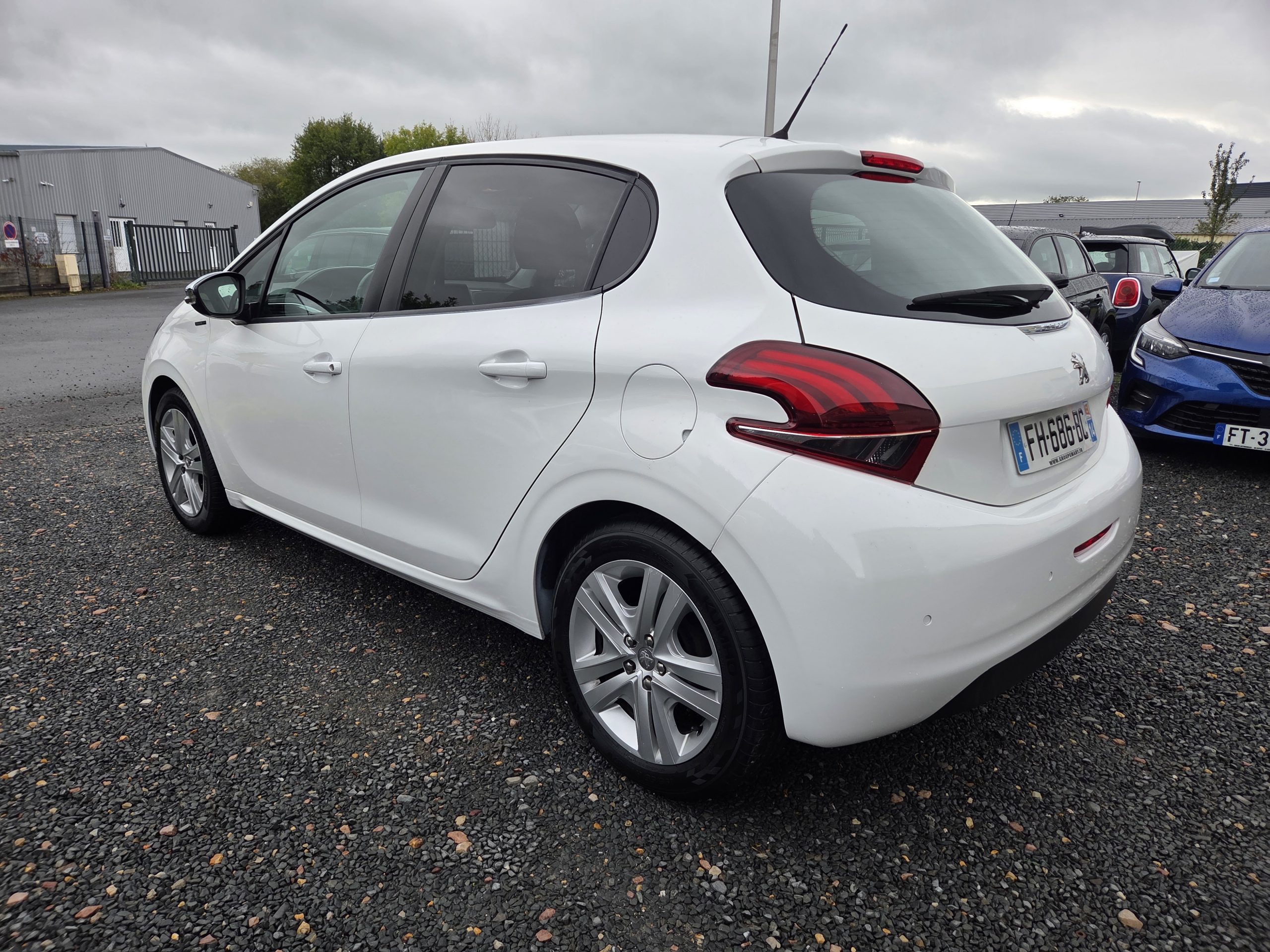 PEUGEOT 208 1.2 i 80 cv - 2019 - 47000 kms - 5 Portes - CarPlay – Image 2